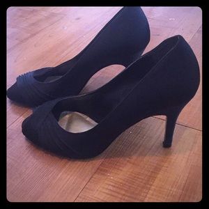 Peep toe black pumps